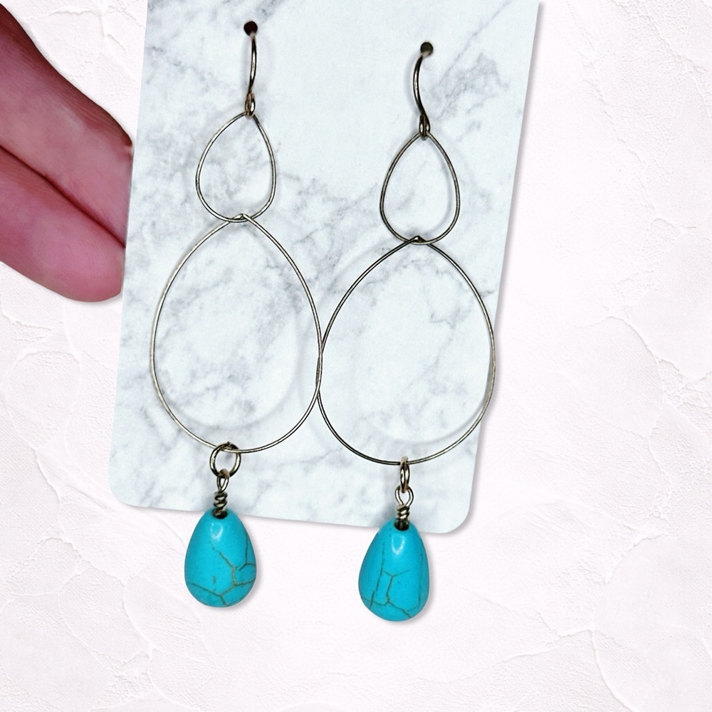 5574. Silvertone Southwest Howlite Earrings